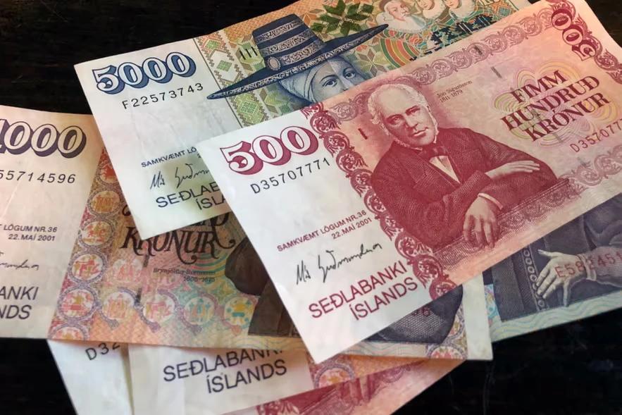 Currency in Iceland and How to Pay